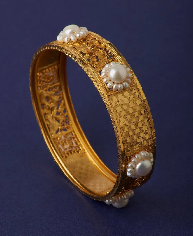 women’s gold bracelets-Trendy Pearl Studded Metallic Pearl Bangle